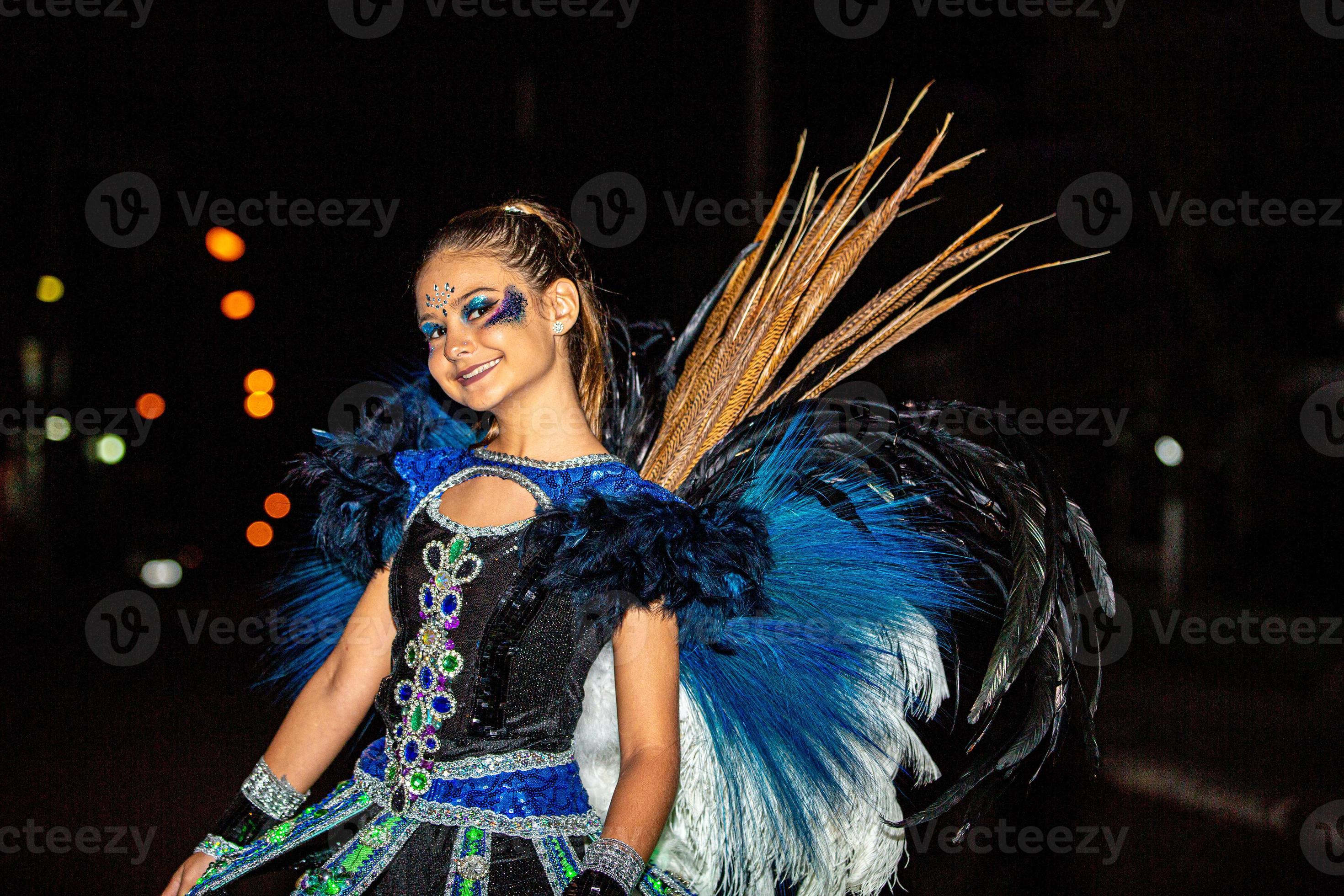 Adolescente brasileño tiene una gran sonrisa en su rostro. Mujer disfraces  para el Carnaval de Brasil. Máscara azul y falda tutú de ballet. Concepto  de celebración, Ma Fotografía de stock - Alamy