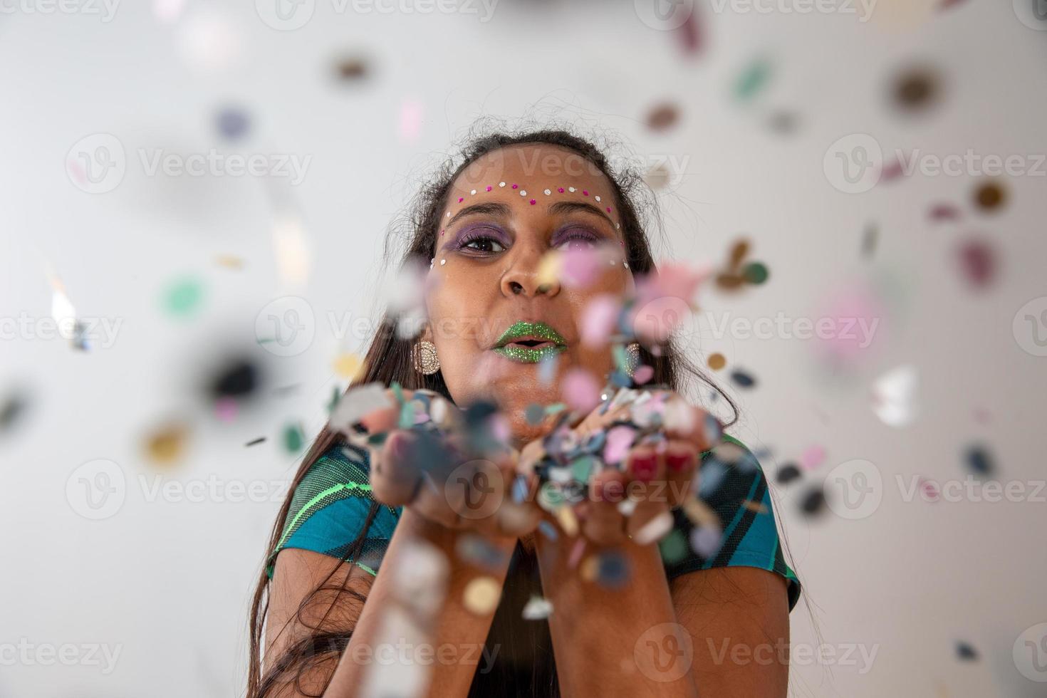 concepto de celebración, evento o carnaval. movimiento y felicidad divirtiéndose. carnaval brasileño. foto