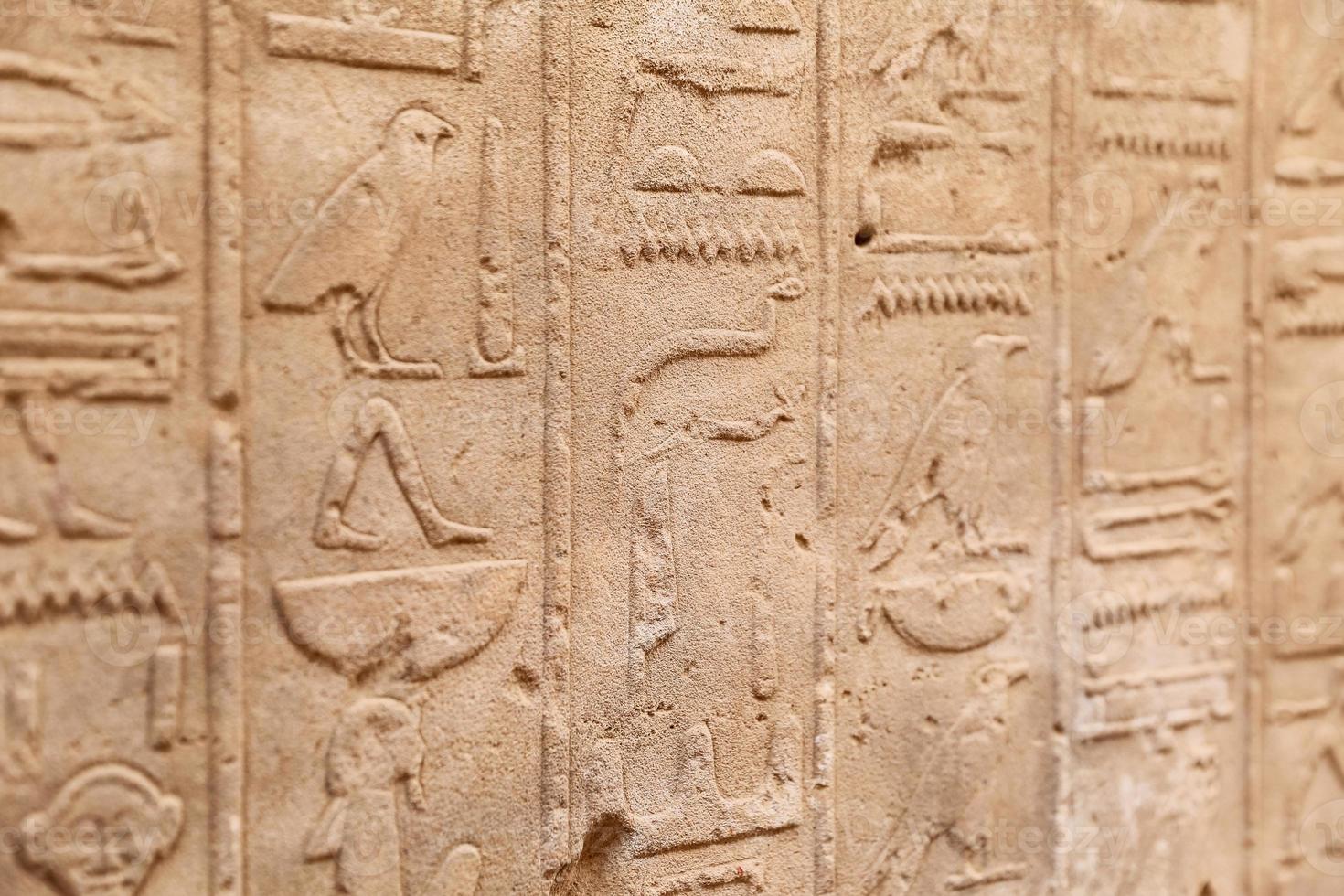 jeroglíficos en el templo de karnak, luxor, egipto foto