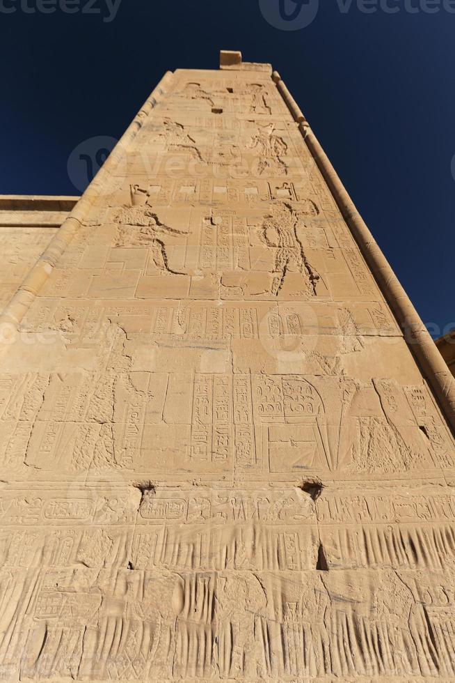 escena en el templo de philae, aswan, egipto foto