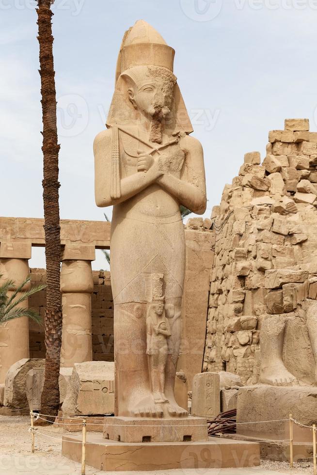 escultura en el templo de karnak en luxor, egipto foto