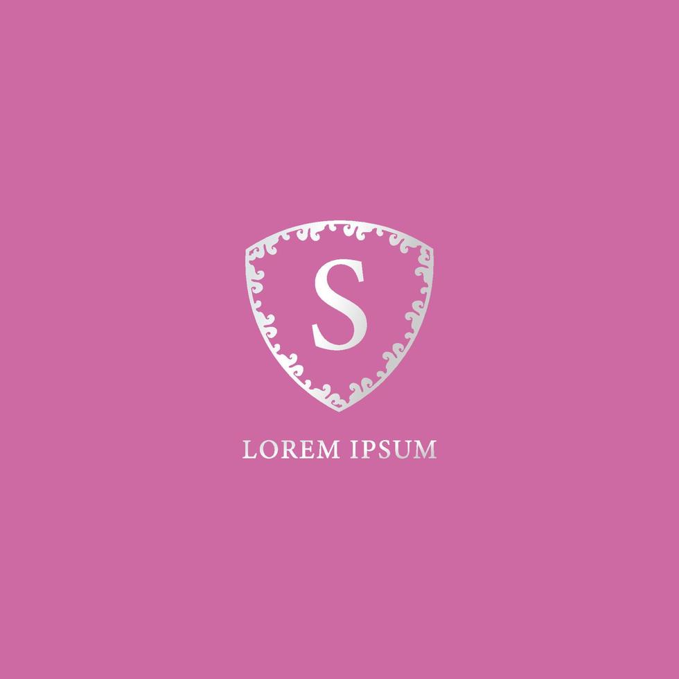 plantilla de diseño de logotipo inicial de letra s. ilustración de escudo floral decorativo de plata de lujo. aislado sobre fondo de color rosa. Adecuado para productos de seguros, moda y belleza. vector