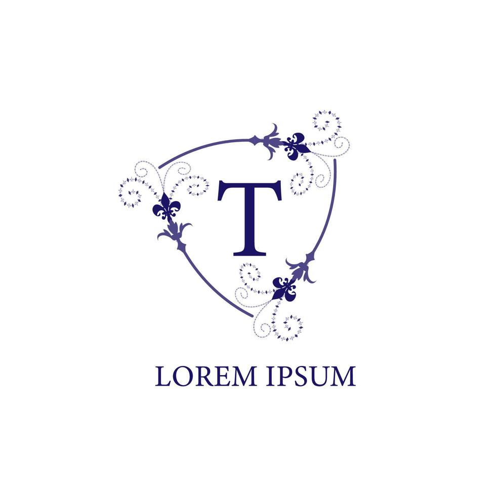 un escudo floral decorativo aislado sobre fondo blanco con adorno de flor de lirio. plantilla de diseño de logotipo inicial del alfabeto letra t. tema de color violeta púrpura. vector