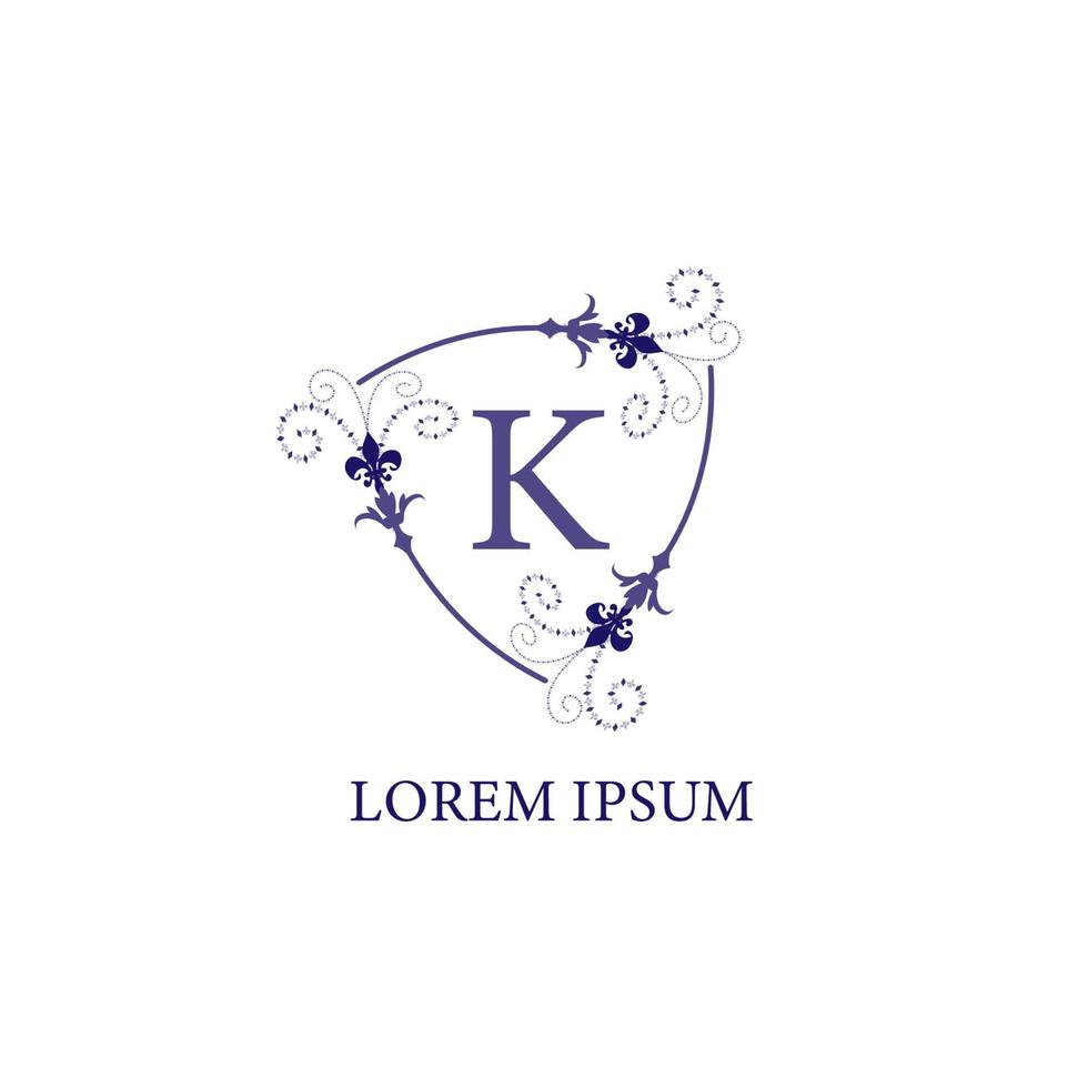escudo floral decorativo con adorno de flor de lirio. aislado sobre fondo blanco. plantilla de diseño de logotipo inicial del alfabeto letra k. tema de color violeta púrpura. vector