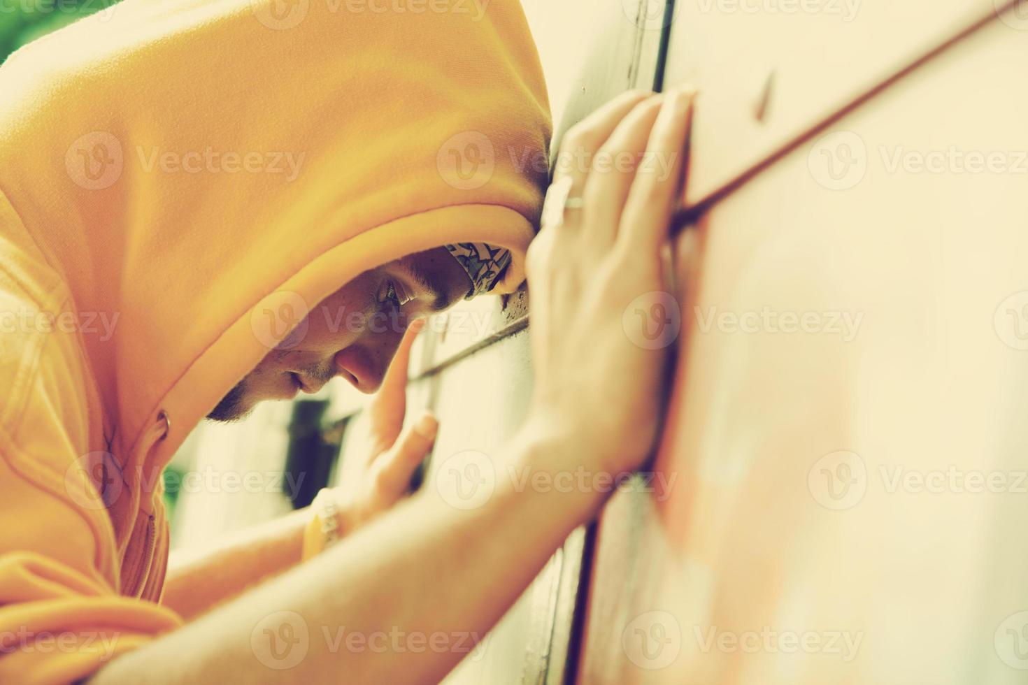 joven en la pared del grunge de la pintada foto