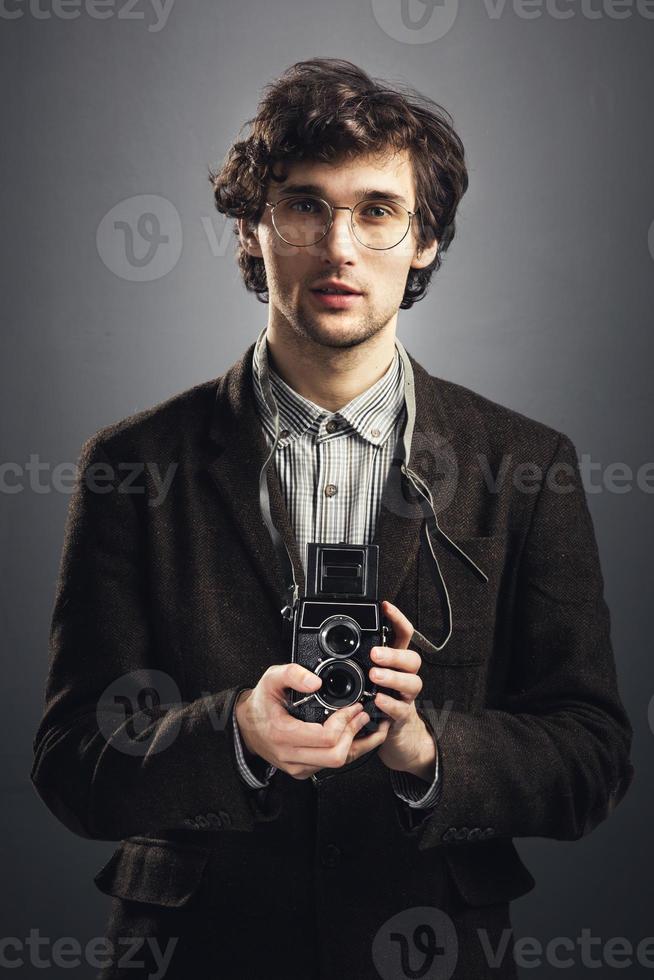 hombre con camara vintage foto