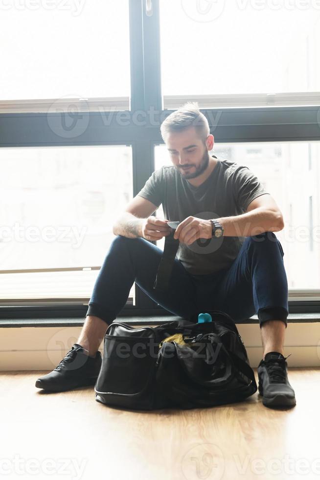 un hombre preparándose para un gimnasio foto