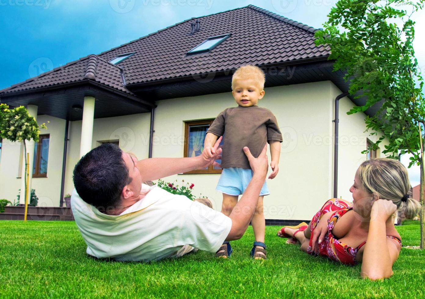 casa y familia feliz foto