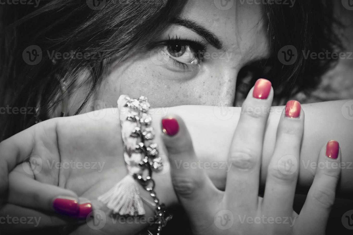 hermoso retrato de mujer joven con joyas foto