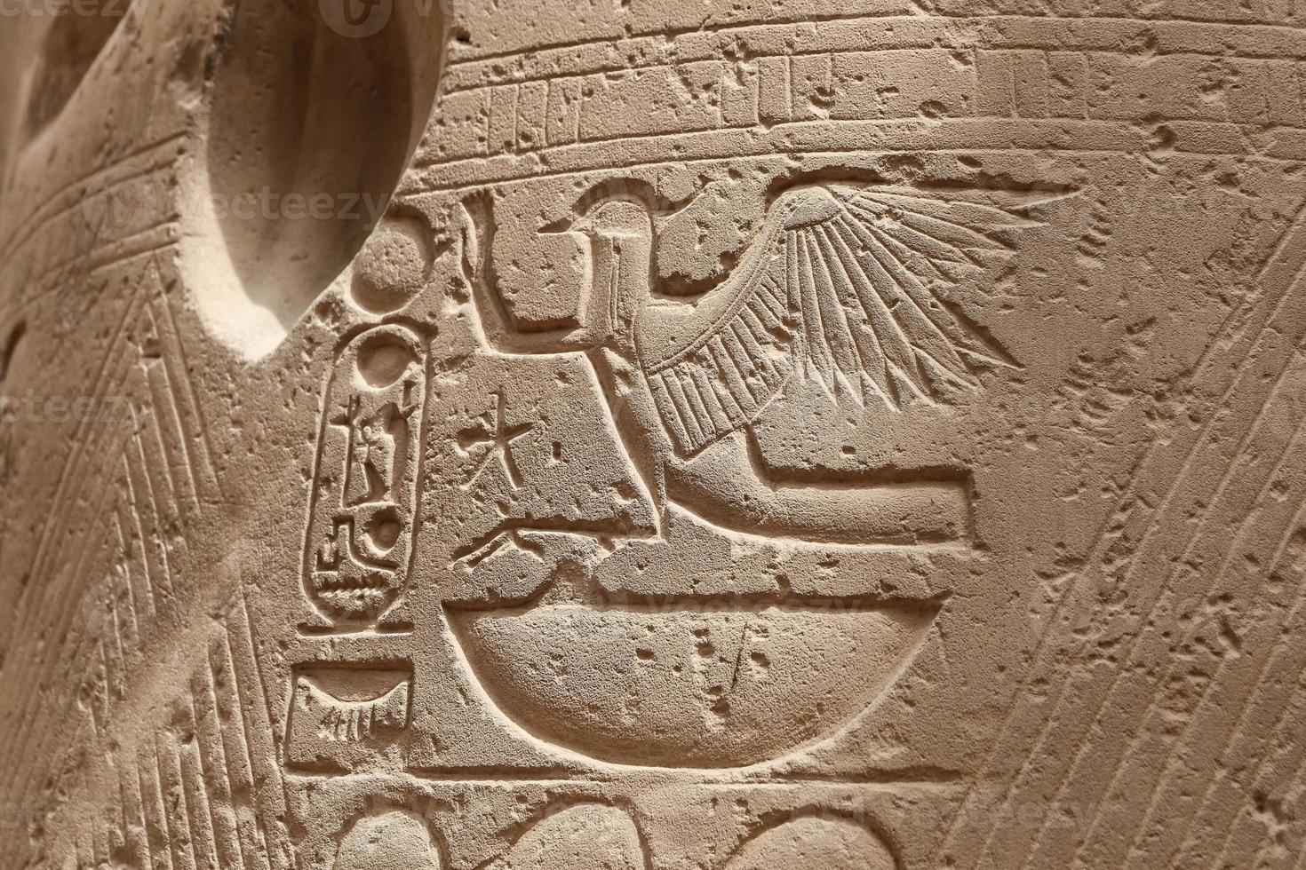 jeroglíficos egipcios en el templo de luxor, luxor, egipto foto