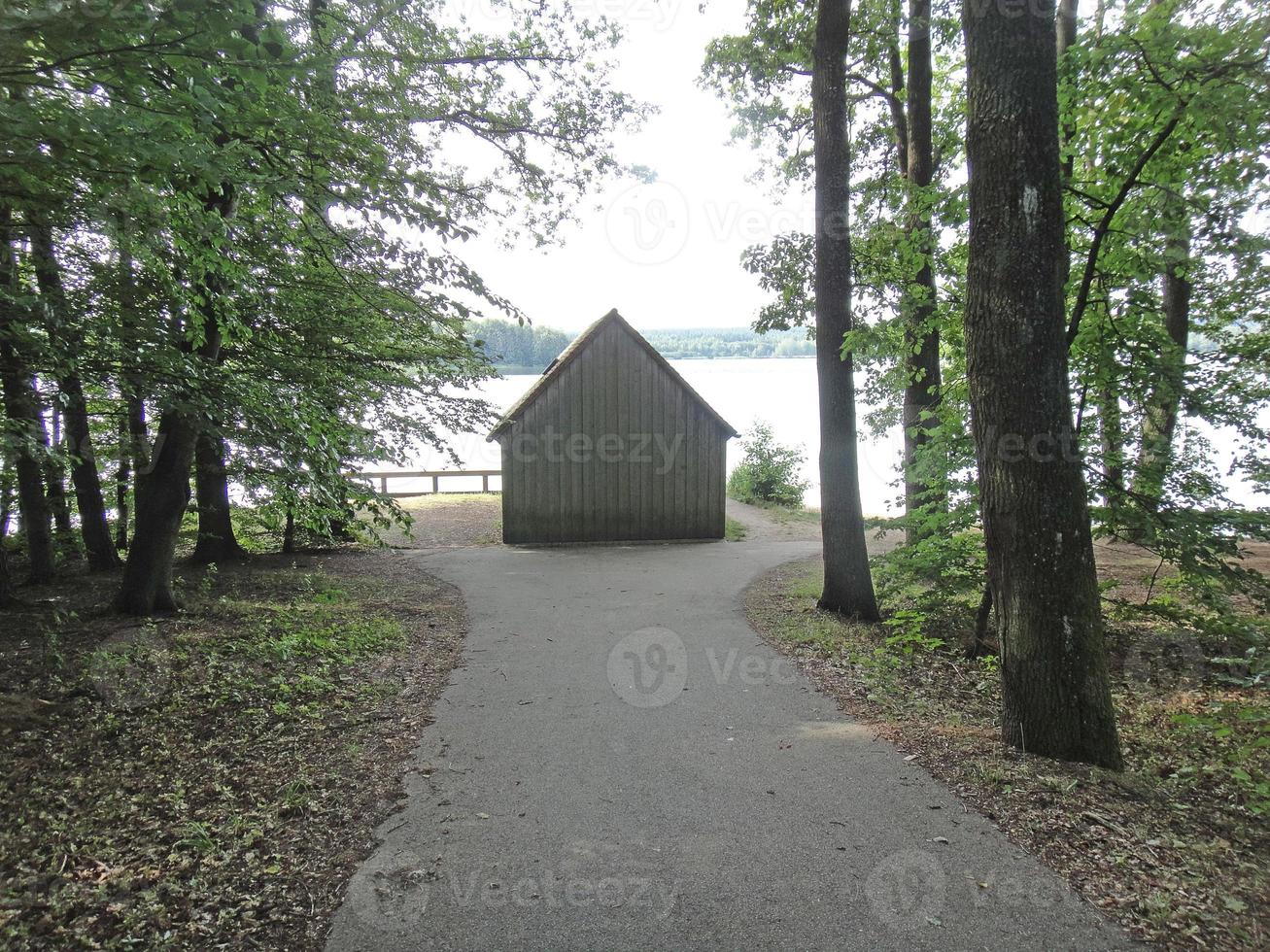 lago con bosque y campamento de verano tiende vacaciones fondo bellas artes impresiones de alta calidad productos cincuenta megapíxeles absberg foto