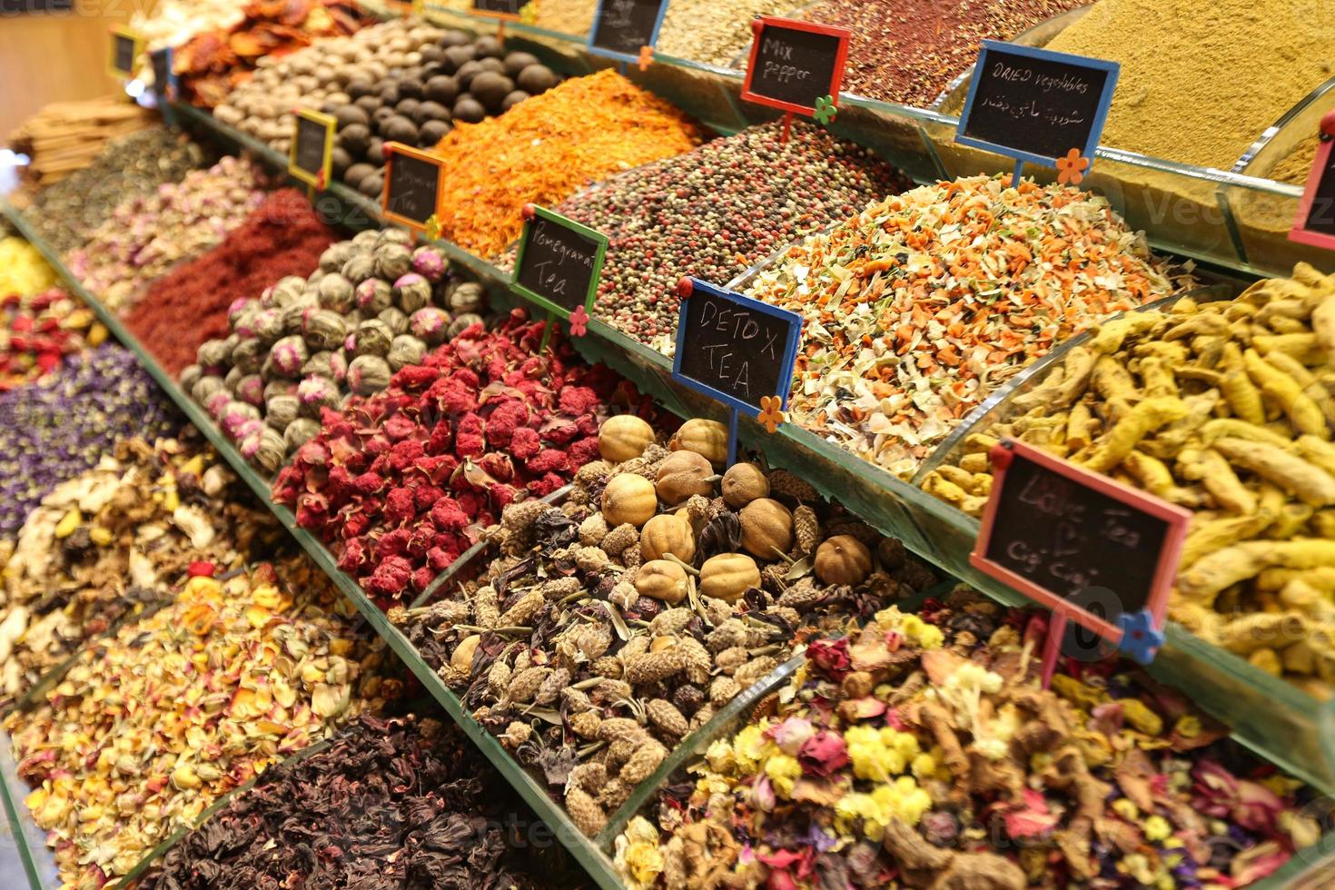 tés y especias en el bazar de las especias, estambul, turquía foto