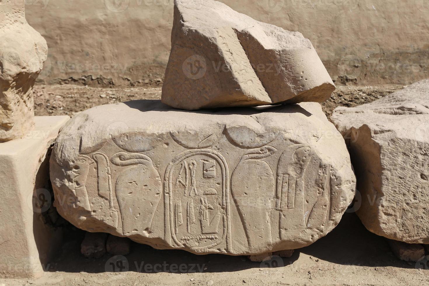 jeroglíficos egipcios en el templo mortuorio de seti i, luxor, egipto foto