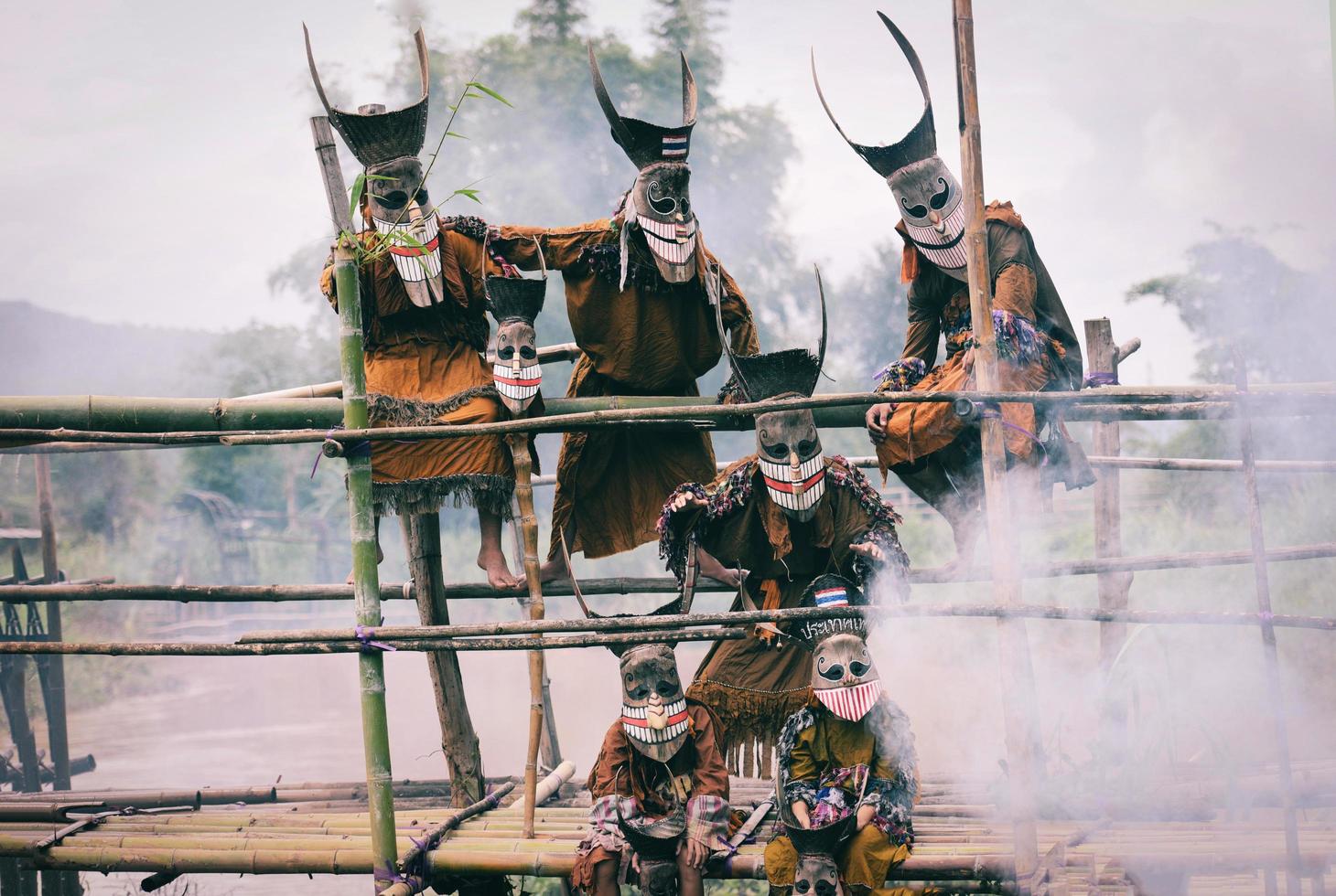 phi ta khon o halloween de tailandia - festival de phi ta khon máscara de fantasma y disfraces coloridos diversión máscara tradicional de tailandia el espectáculo arte y cultura provincia de loei festival dan sai de tailandia foto