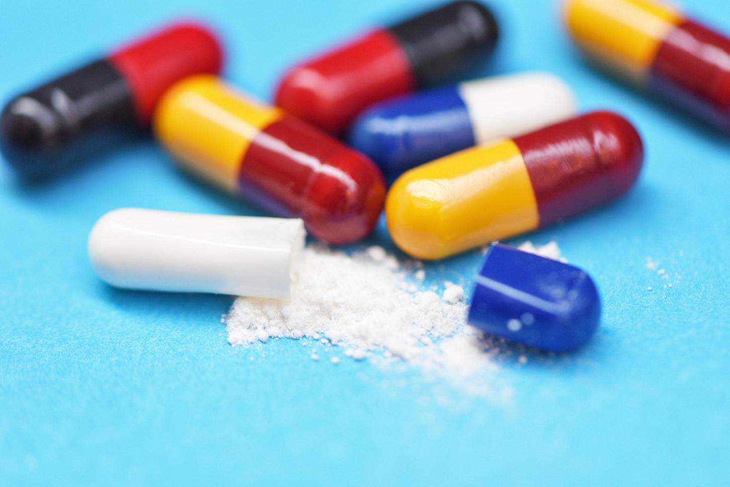 píldora de la cápsula: muchas píldoras de medicina farmacéutica variadas y coloridas concepto de medicamentos en cápsula foto