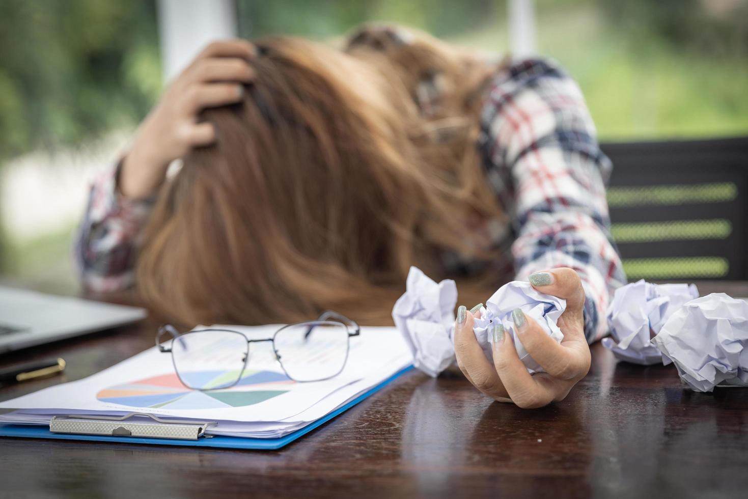 concepto de síndrome de agotamiento. la mujer se siente incómoda trabajando. que es causado por el estrés, acumulado por el trabajo fallido, la falta de trabajo, consulte a un psiquiatra especialista. foto