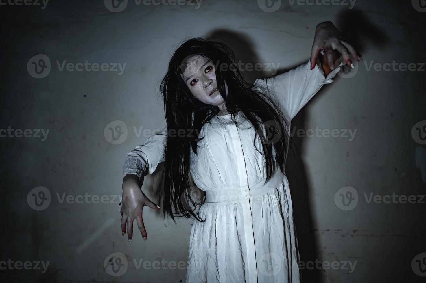 retrato de una mujer asiática maquillada fantasma, escena de terror aterradora para el fondo, concepto del festival de halloween, afiche de películas de fantasmas foto