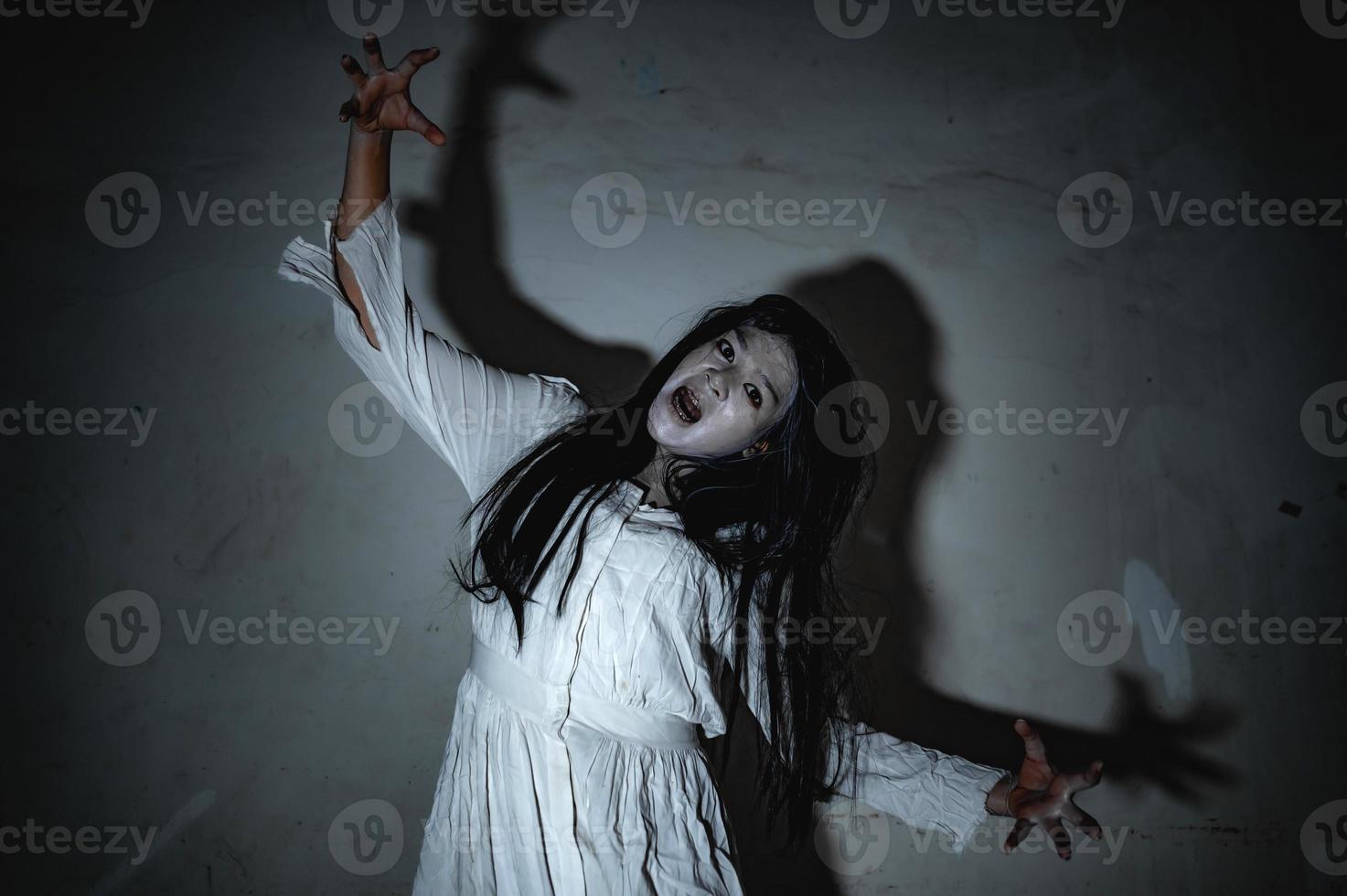 retrato de una mujer asiática maquillada fantasma, escena de terror aterradora para el fondo, concepto del festival de halloween, afiche de películas de fantasmas foto