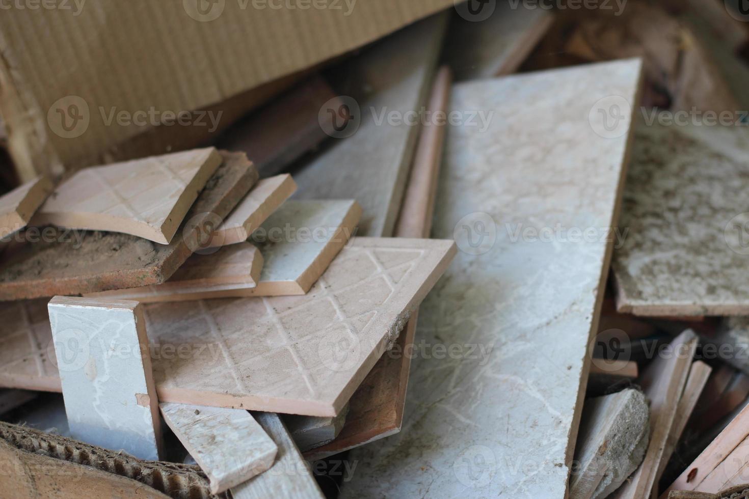 pedazos de baldosas de cerámica, escombros de construcción después de reparaciones en el hogar foto