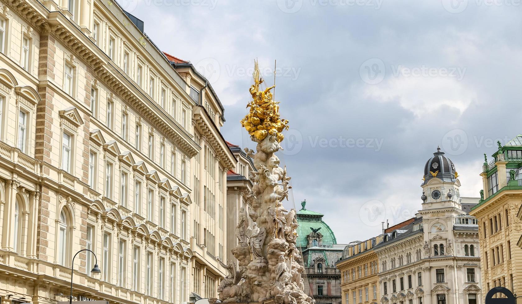 columna de peste en viena, austria foto