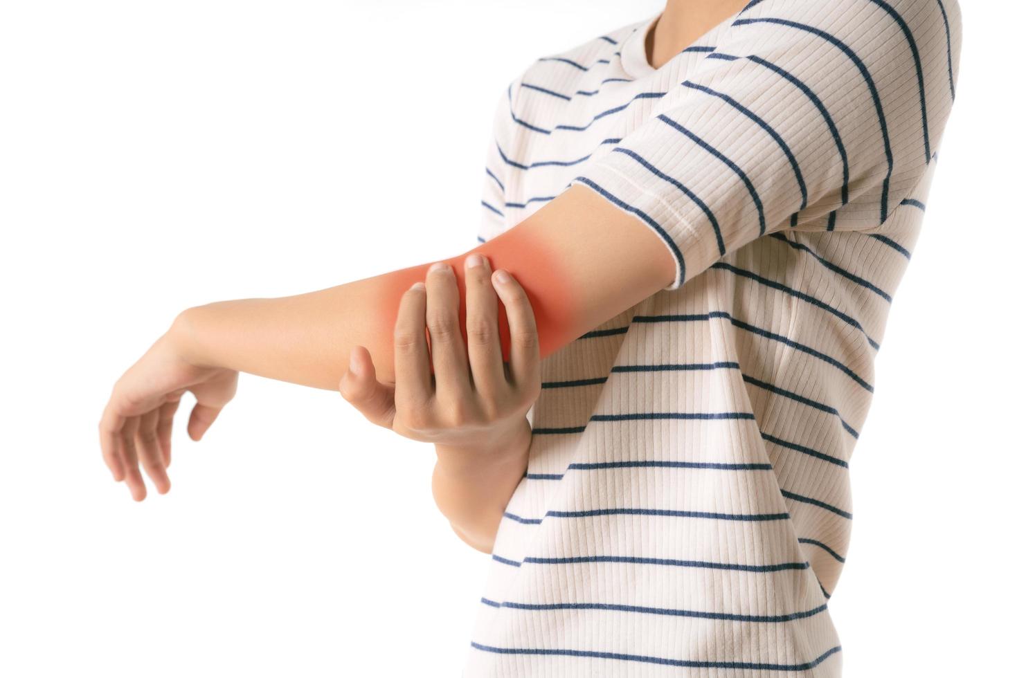 la chica se agarra la mano en el codo debido al dolor. foto