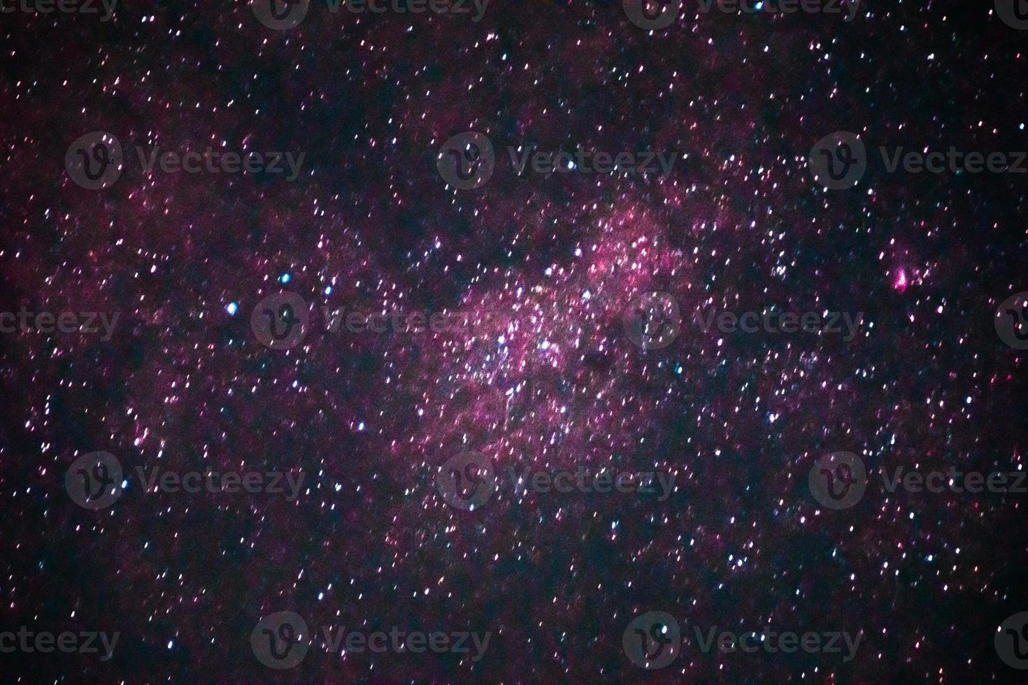 fondo panorámico de la belleza de la galaxia, millones de estrellas con nebulosas en la noche en el cielo indonesio foto