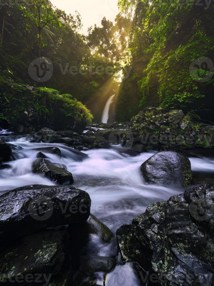 hermosa vista matutina en indonesia. vista panorámica de la cascada con la belleza de la luz natural del amanecer foto