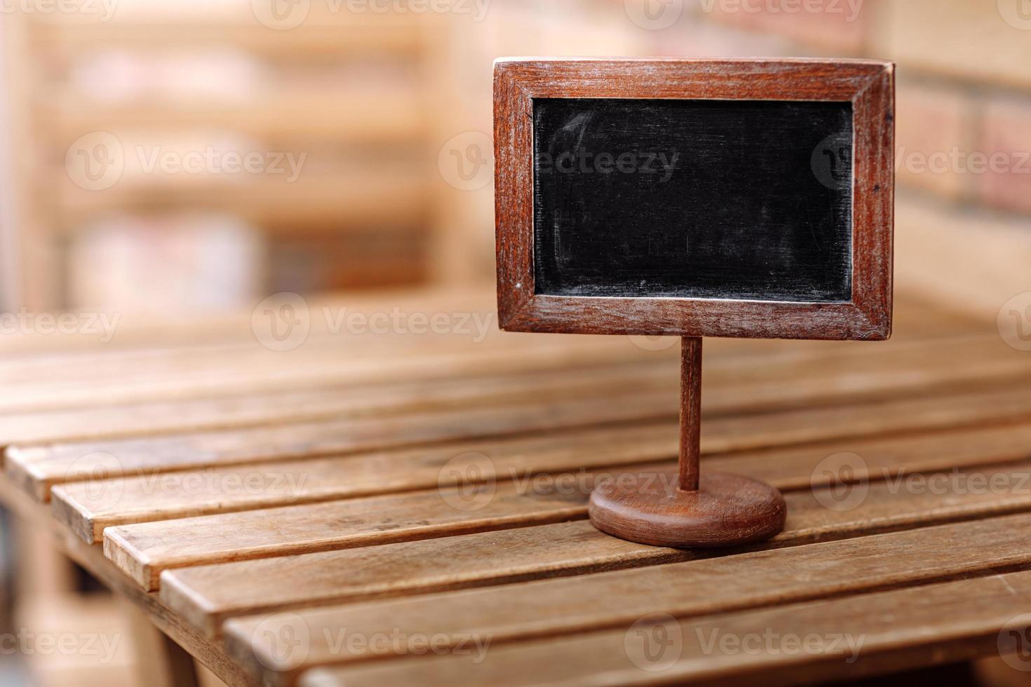 placa de madera vacía sobre una mesa de madera en un restaurante, espacio de copia, por ejemplo, reservado. foto de alta calidad