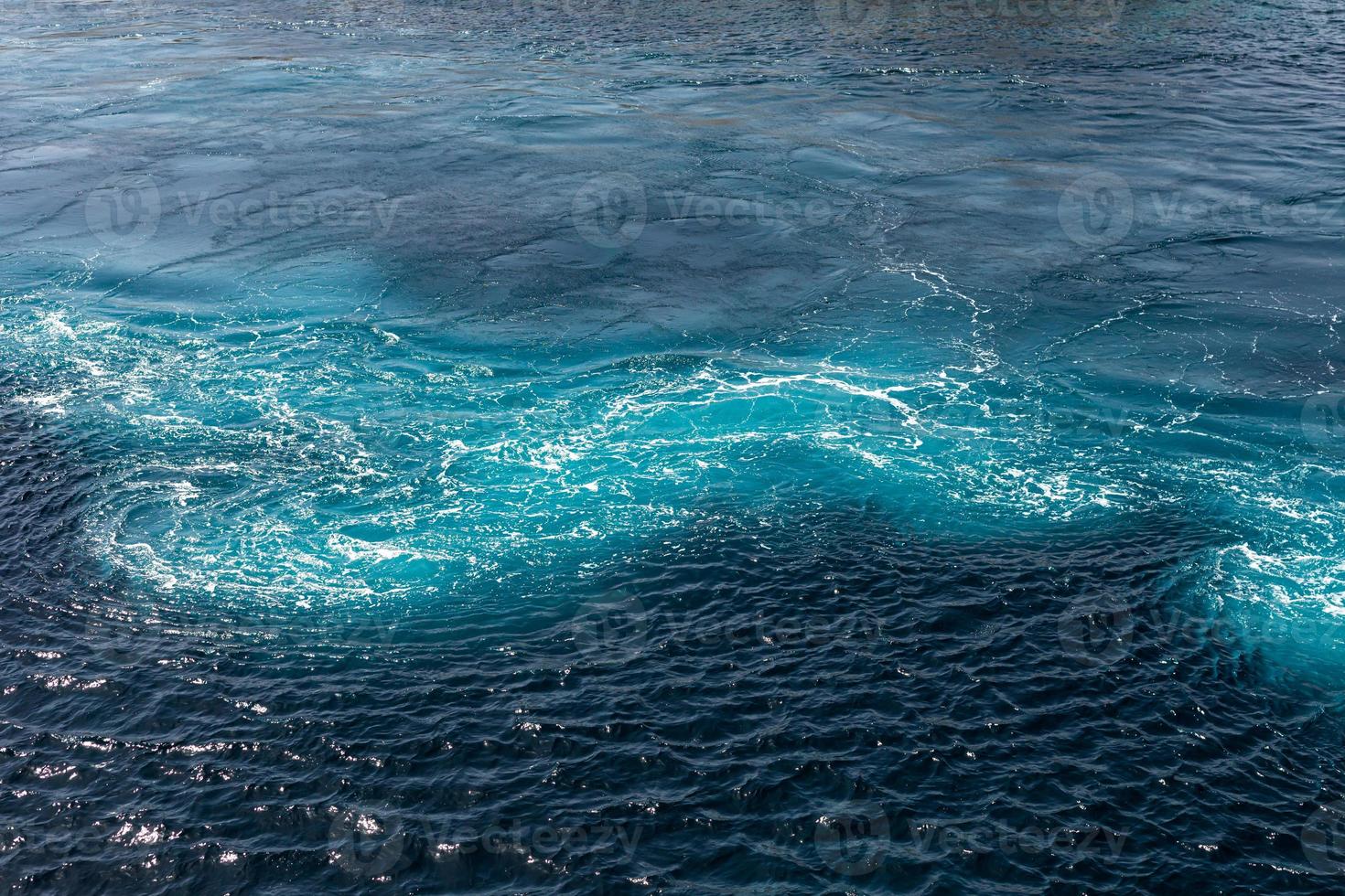 fondo azul del mar con olas interesantes. hirviendo agua de mar mediterráneo, vista superior en el mar abierto. paisaje marino azul foto