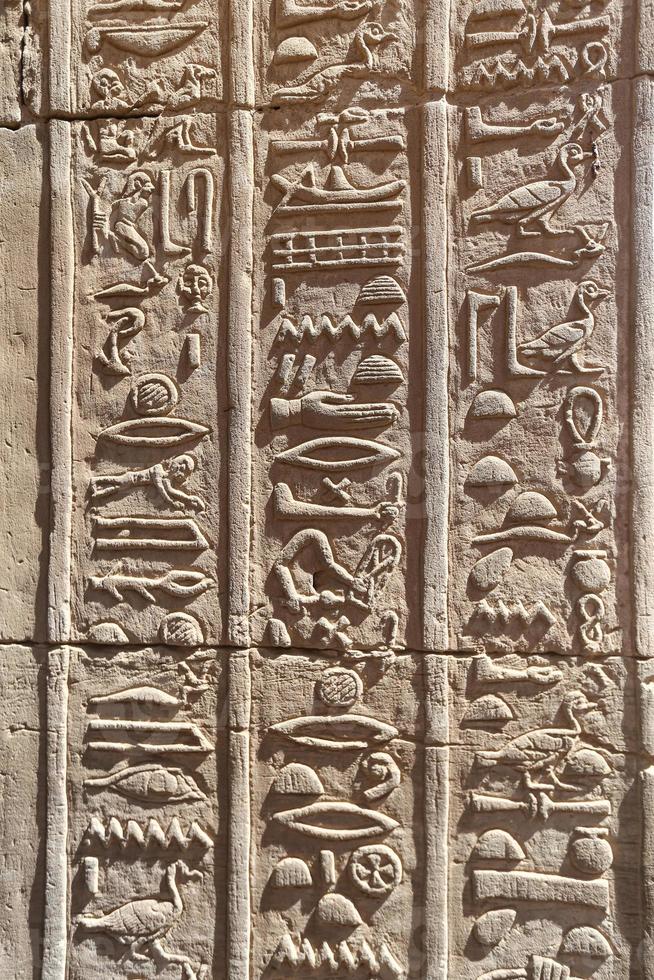 jeroglíficos en el templo de kom ombo, aswan, egipto foto