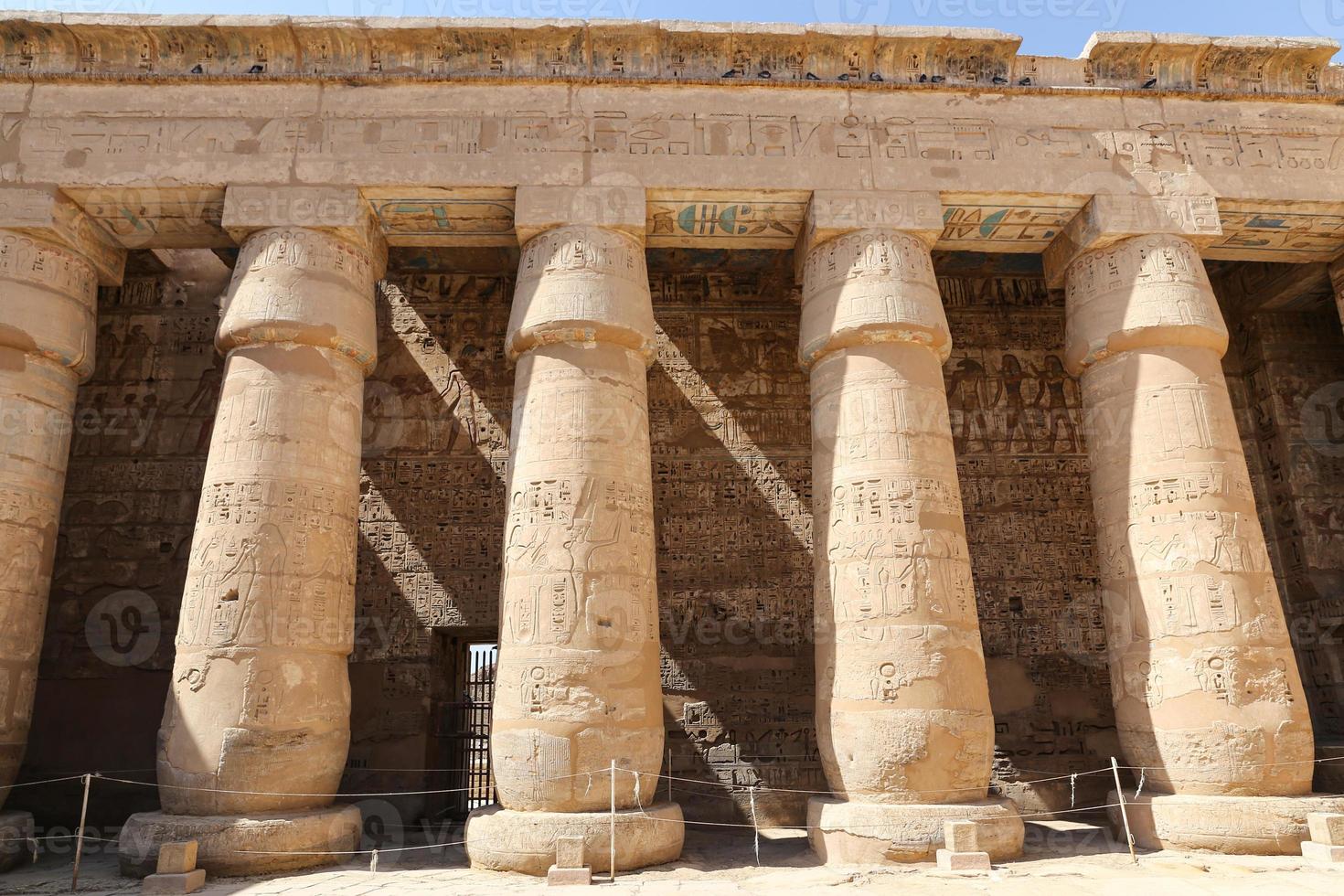 columnas en el templo de medinet habu en luxor, egipto foto
