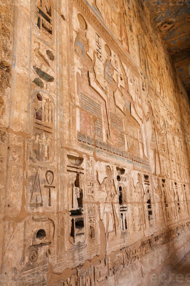 Jeroglíficos egipcios en el templo de Medinet Habu, Luxor, Egipto foto