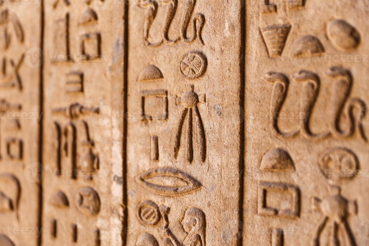 jeroglíficos en el templo de denderah, qena, egipto foto