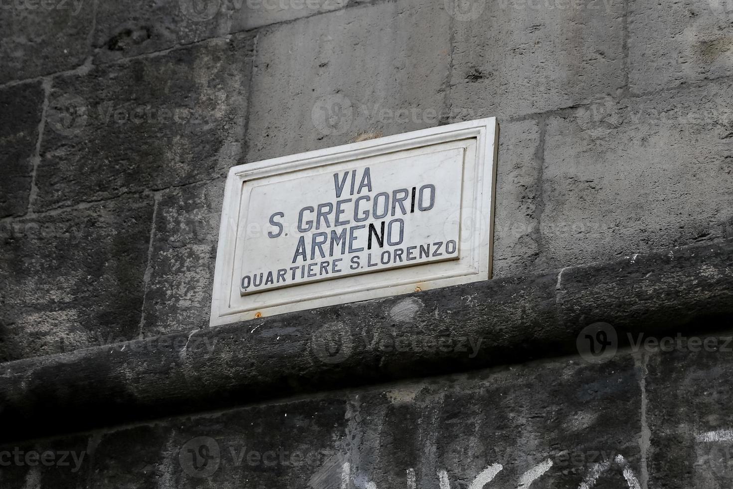 vía s. Signo de la calle gregorio armeno en nápoles, italia foto