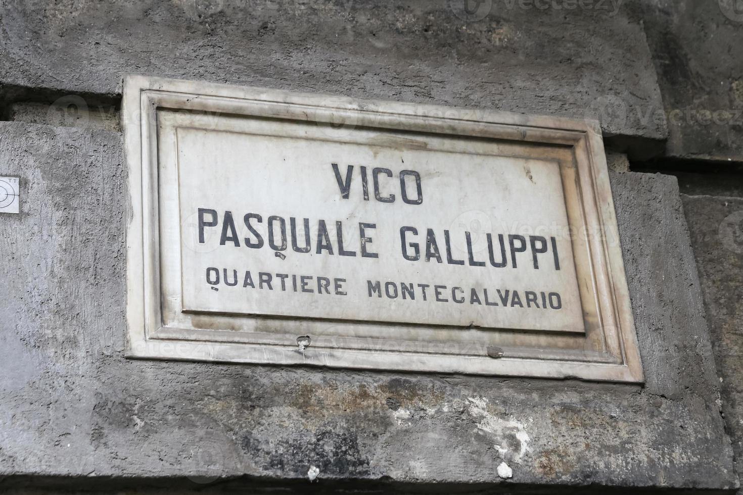 Signo de la calle vico pasquale galluppi en nápoles, italia foto