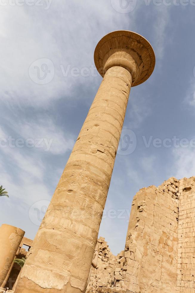 columnas en el templo de karnak, luxor, egipto foto