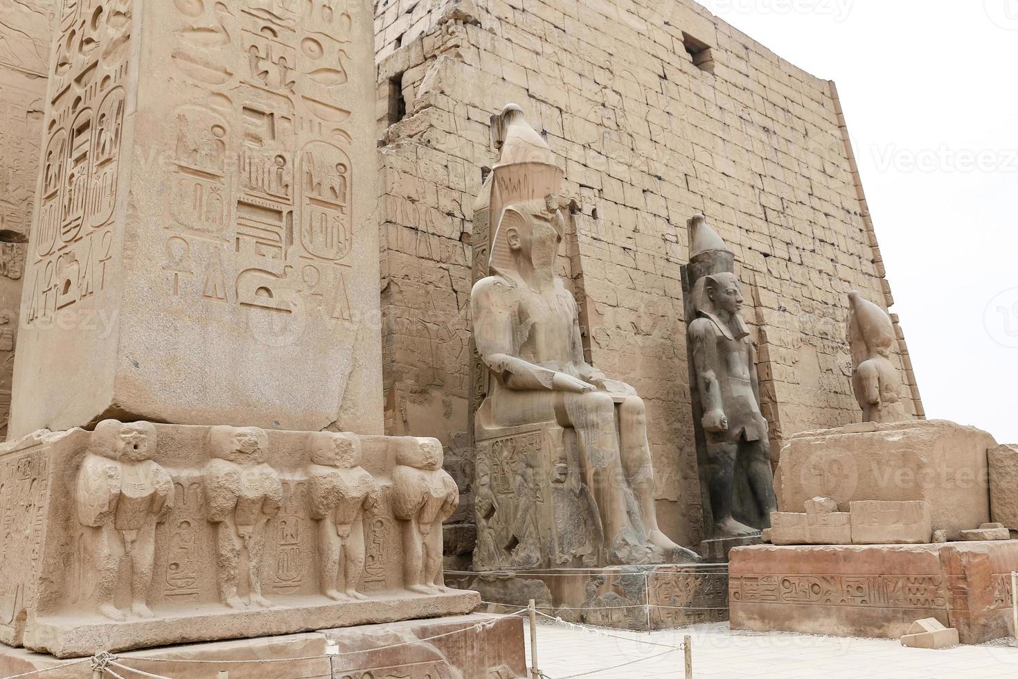 esculturas en el templo de luxor en luxor, egipto foto