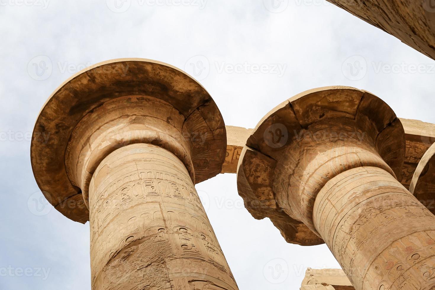 columnas en la sala hipóstila del templo de karnak, luxor, egipto foto