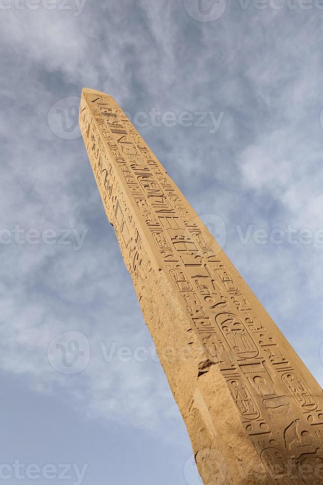 obelisco en el templo de karnak, luxor, egipto foto