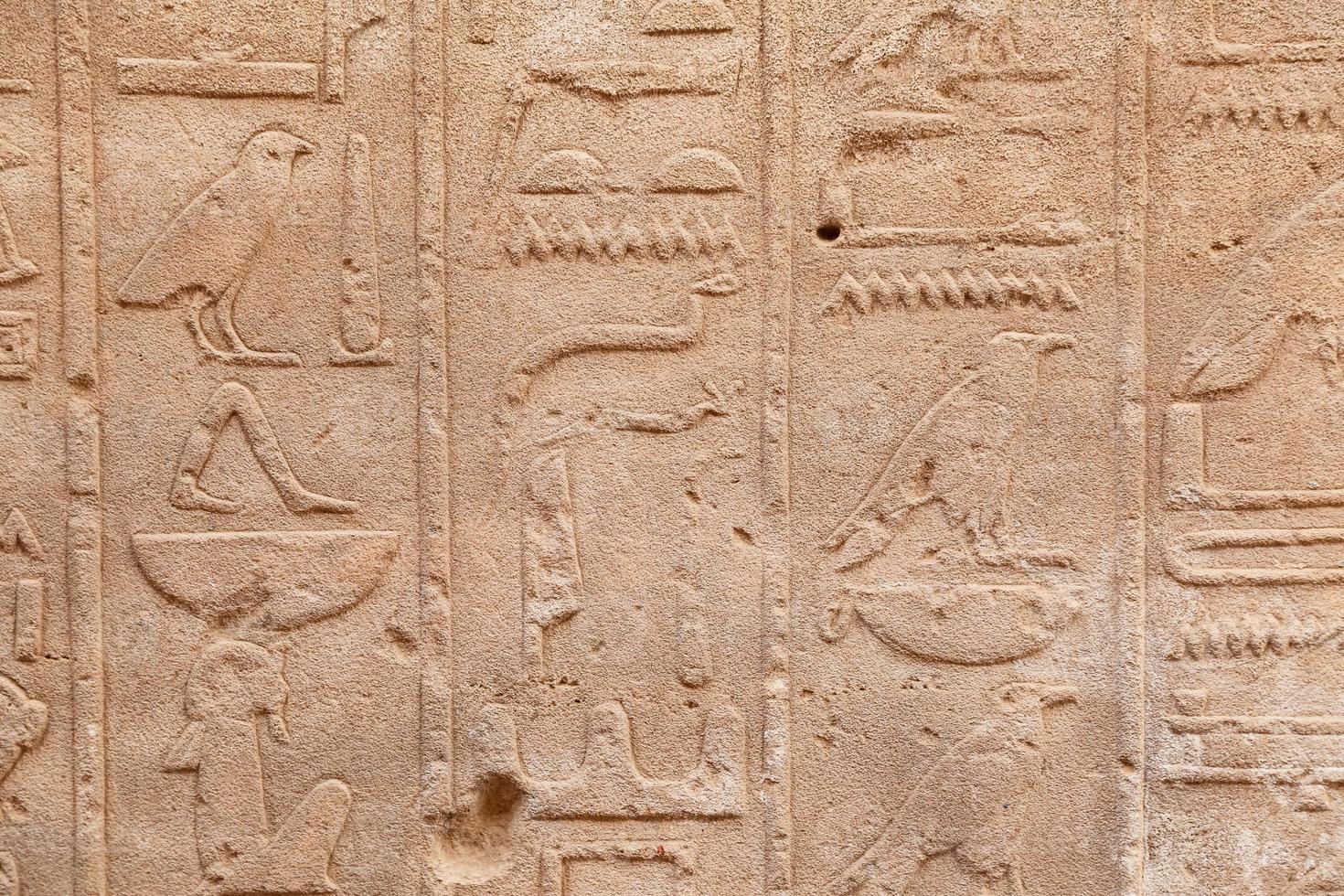 jeroglíficos en el templo de karnak, luxor, egipto foto