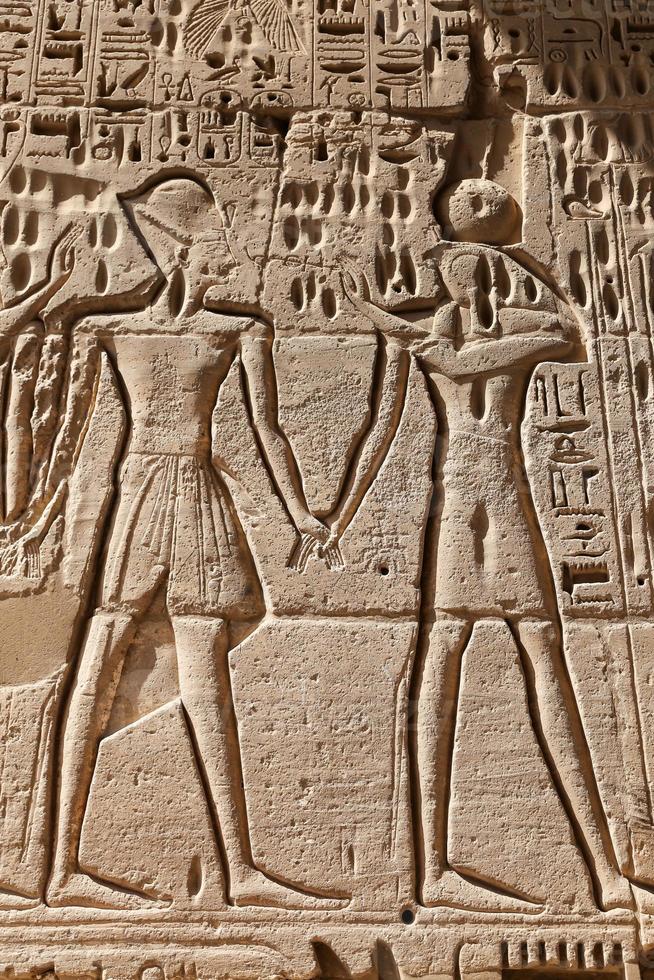 Jeroglíficos egipcios en el templo de Medinet Habu, Luxor, Egipto foto