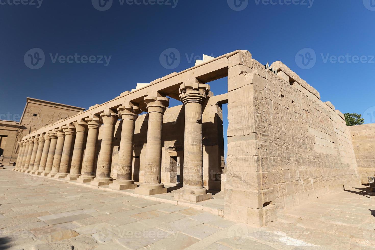 edificio en el templo de philae, aswan, egipto foto