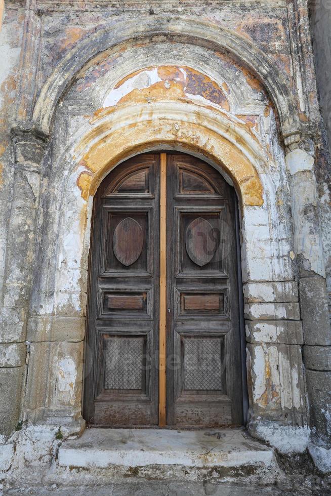 puerta de una casa en la isla de symi, grecia foto