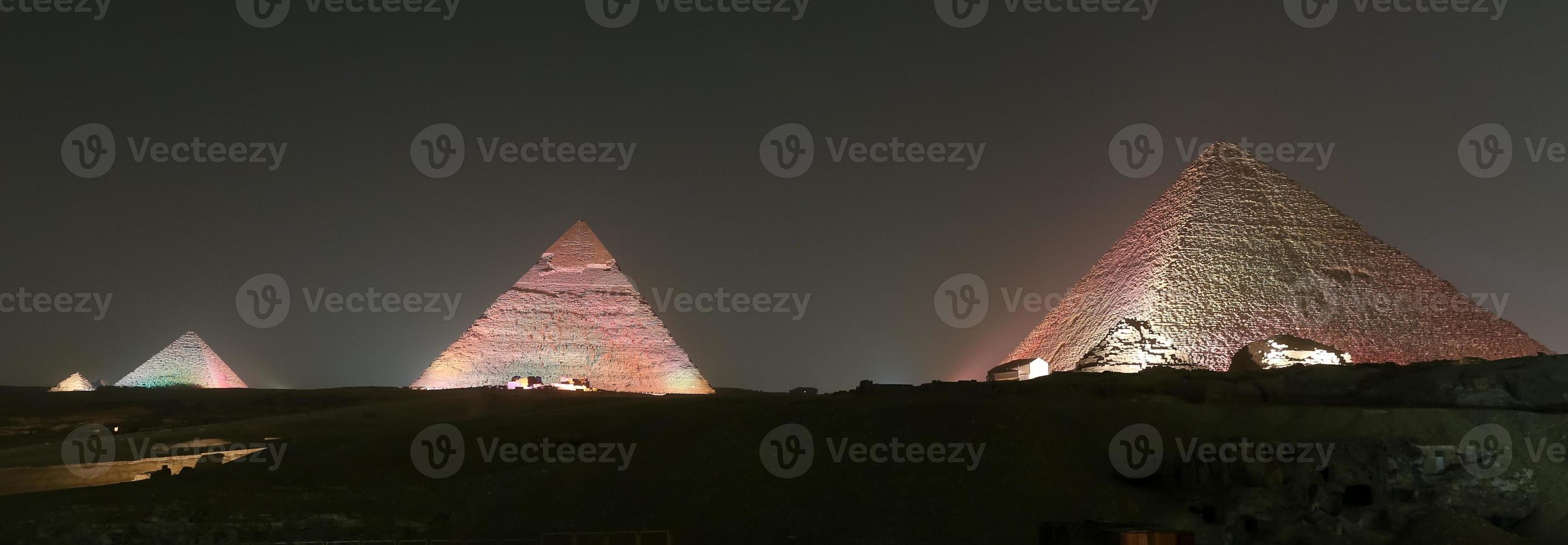 complejo piramidal de giza en el cairo, egipto foto