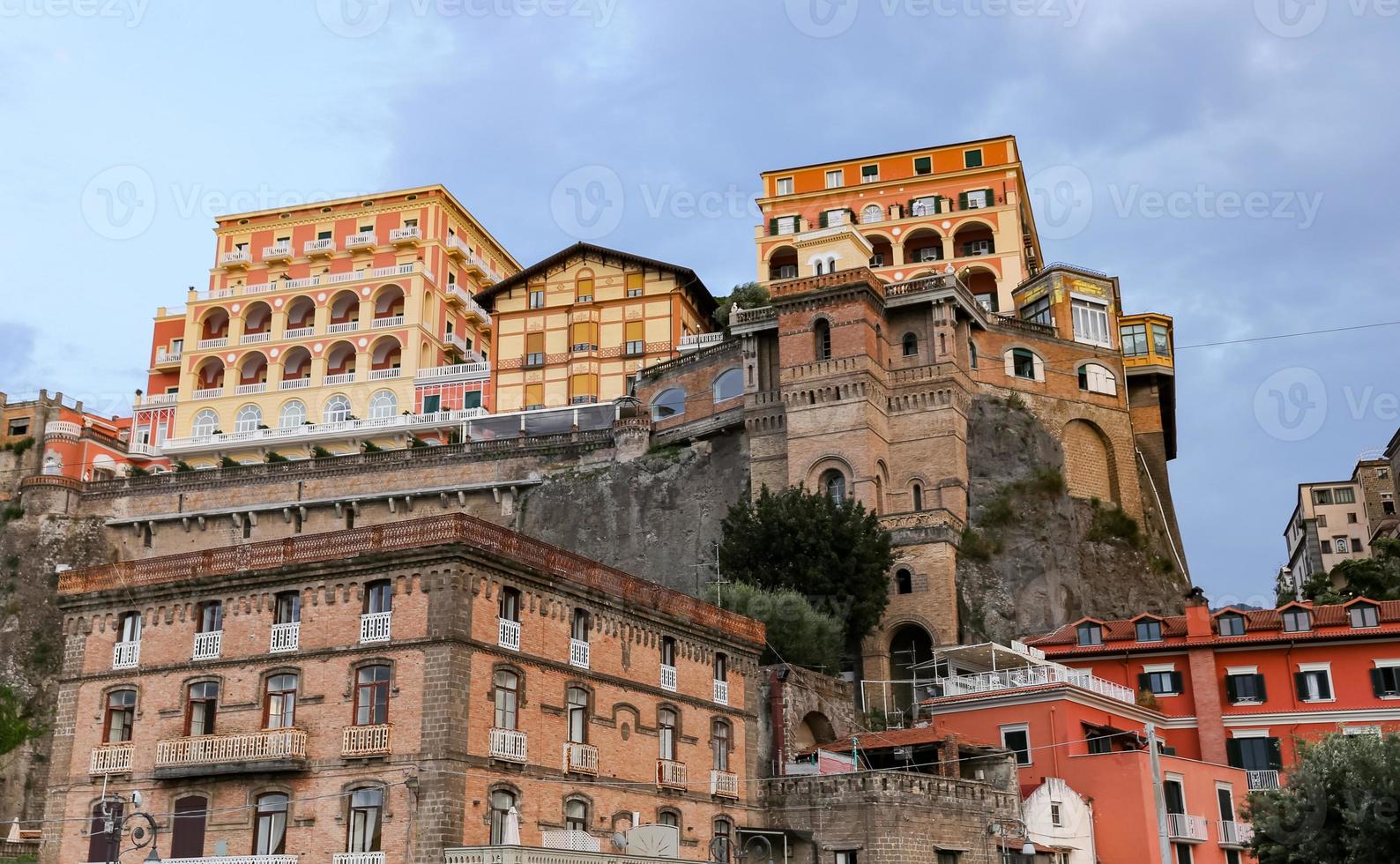 edificios en sorrento, nápoles, italia foto