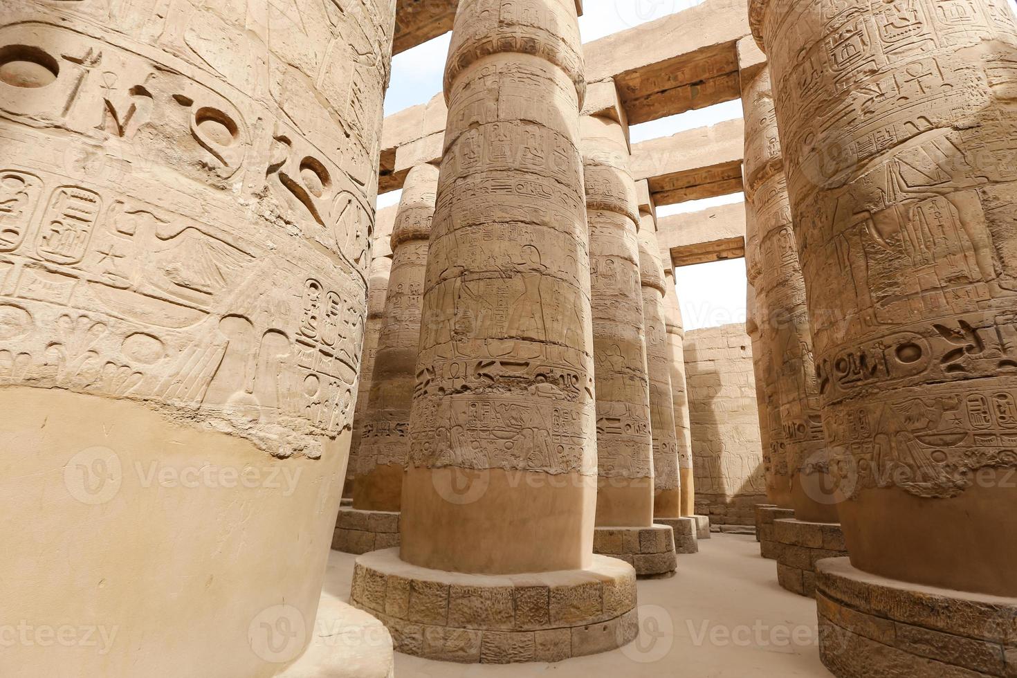 columnas en la sala hipóstila del templo de karnak, luxor, egipto foto