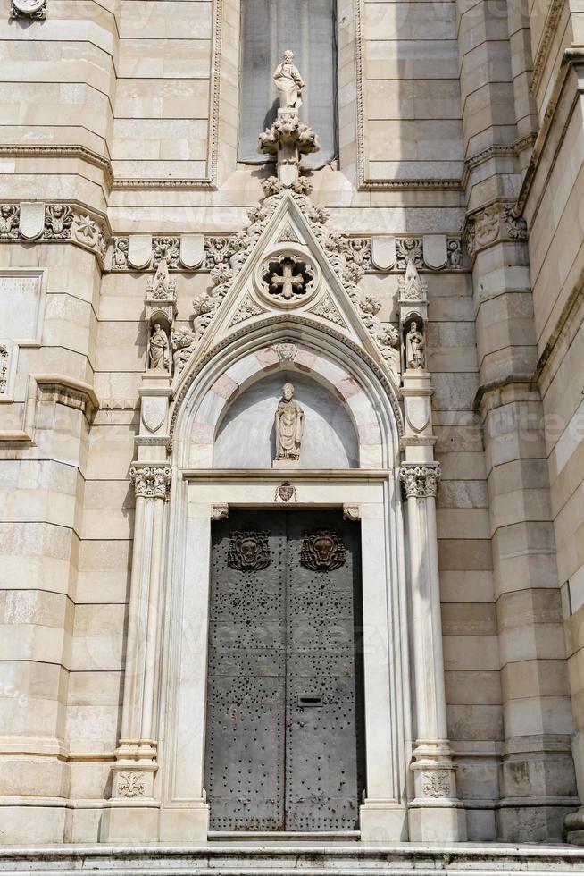 fachada de la catedral de nápoles en nápoles, italia foto