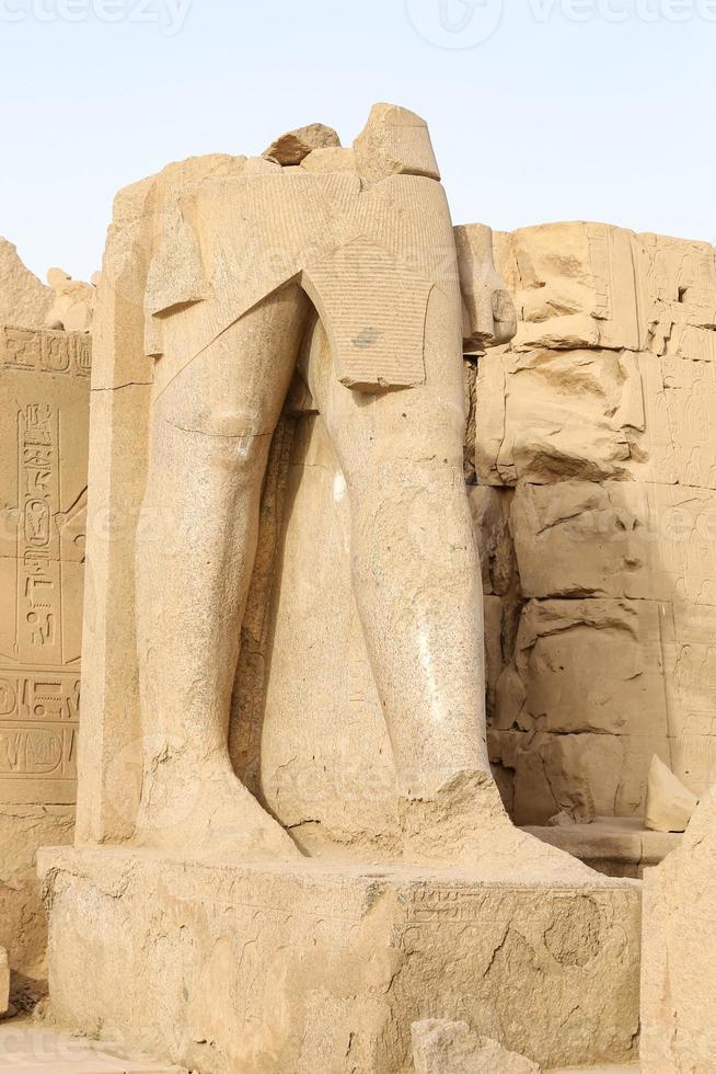 escultura en el templo de karnak en luxor, egipto foto