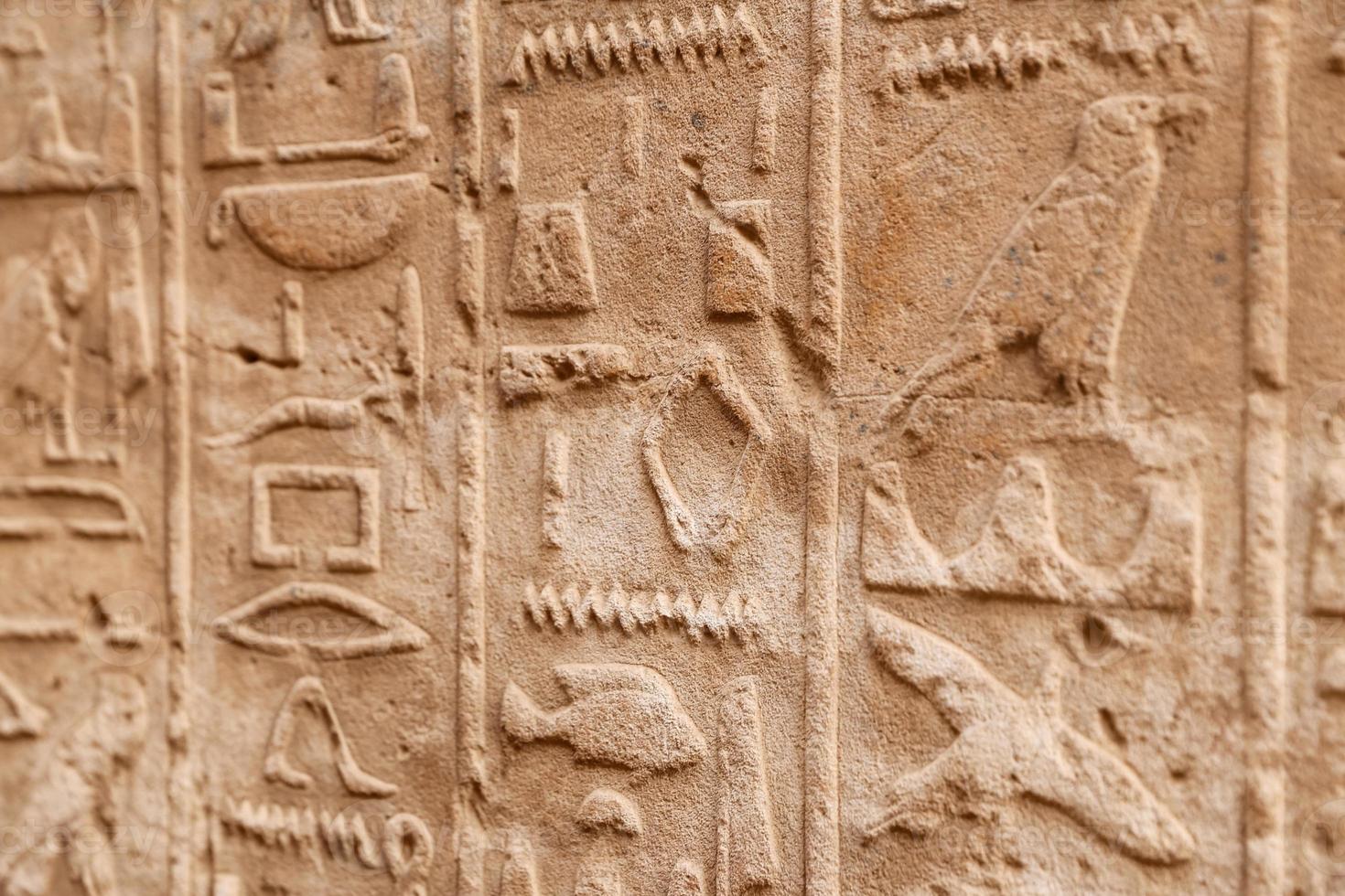 jeroglíficos en el templo de karnak, luxor, egipto foto