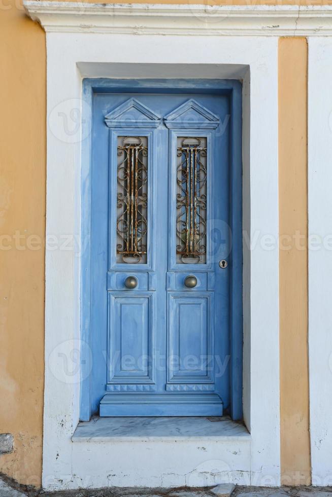 puerta de una casa en la isla de symi, grecia foto